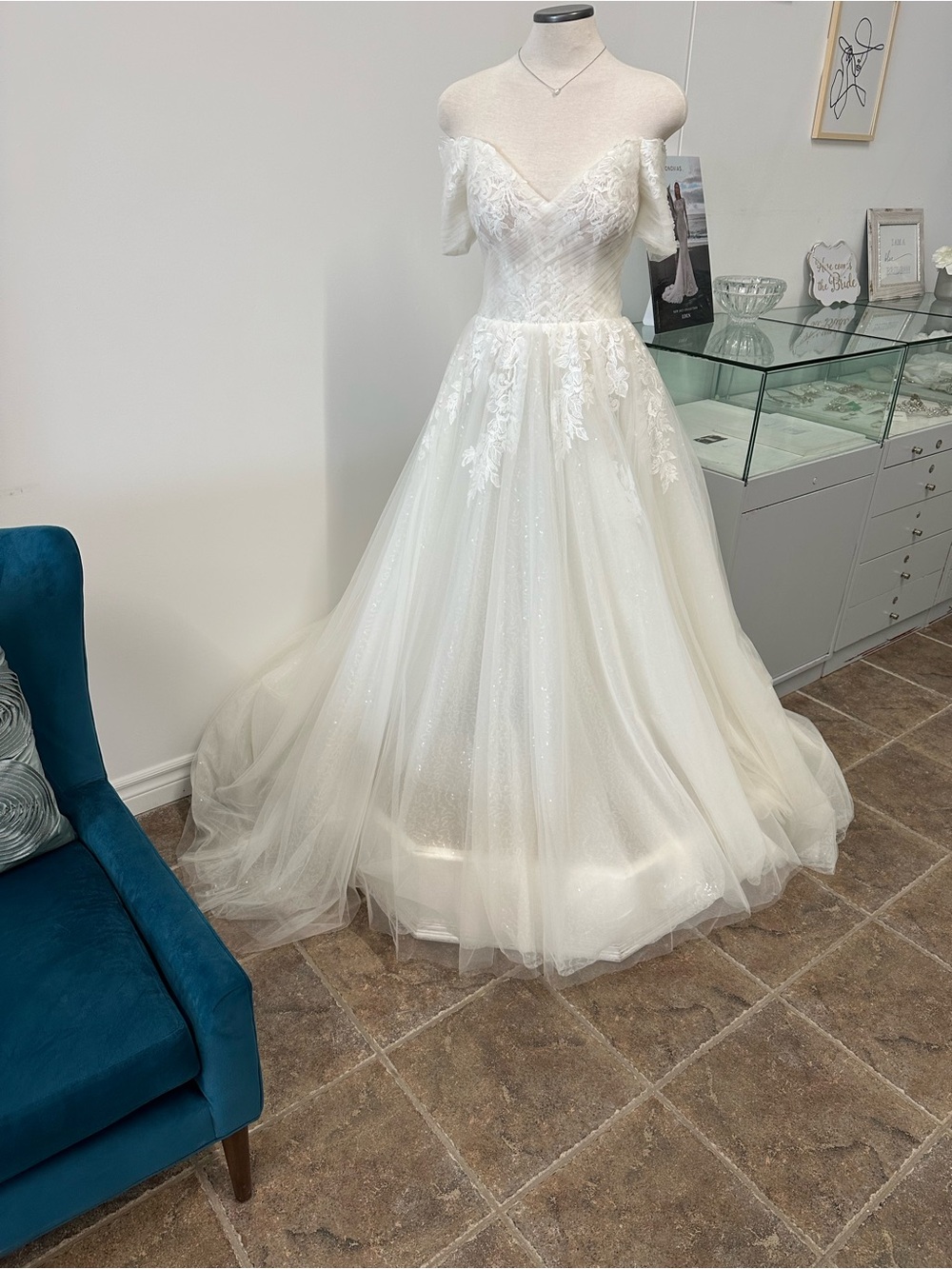 Elegant White Off-the-Shoulder Lace Bridal Gown